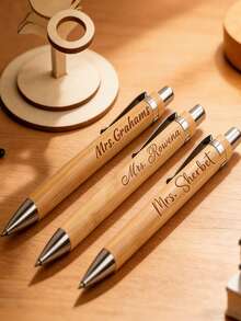 Conjunto de Caneta Esferográfica de Bambu Personalizada com Suporte de Pena de Ganso, Personalizável com Nome, Data e Texto. É um presente criativo para professores e também um ótimo presente para o pai. O conjunto inclui um suporte de pena de ganso e uma caneta esferográfica com gravação. Caneta de Madeira Personalizada com Nome/Textos, Caneta de Bambu Personalizada, Cartão de Agradecimento de Madeira Personalizado. - Novo! - Visão 8