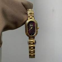 1 chiếc đồng hồ đeo tay hình oval lượn sóng, phong cách retro Pháp, dây đeo thép mạ vàng + mặt số kẻ caro màu đỏ tía, thời trang nữ thành thị độc đáo. - Vàng - Xem 6