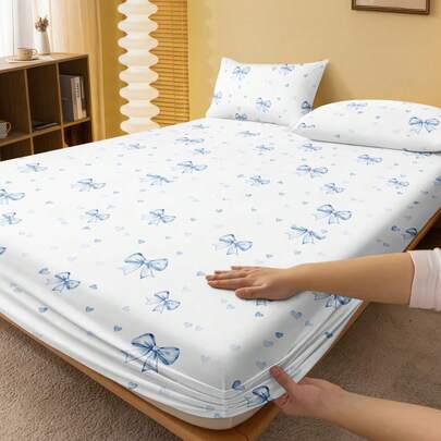 1 pieza Sábana ajustada con estampado de lazo azul claro, funda antipolvo, cubrecama para el Día de San Valentín, apto para todos los tamaños de cama - individual, doble, queen, suave y transpirable, se ajusta a colchones de hasta 30 cm de grosor