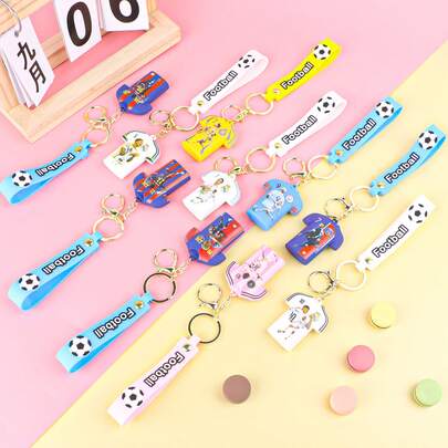 FIFA FIFA 1 pieza Llavero colgante de jersey de estrella de fútbol, serie 3D, hecho de material de PVC suave, con diseño en relieve 3D con forma realista, de color brillante que no se desvanece fácilmente, equipado con hebilla de metal resistente para mayor durabilidad, ligero y compacto para llevar fácilmente, se puede colgar en llaves, mochilas, bolsos escolares, equipaje como decoración