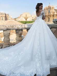 Exquisite V-Neck Long Sleeve Ball Gown Wedding Dress With Cathedral Train, 3D Floral Lace Appliqués, And Illusion Back – Premium Chantilly Lace With Tulle Skirt, Fitted Bodice With Boning, V-Neckline With Off-Shoulder Sleeves, Cathedral Train With Lace Edging, Available In Ivory – Perfect For Spring/Summer Outdoor Weddings, Garden Ceremonies, And Destination Weddings, Lightweight And Breezy Design, Ideal For Warm Weather, International Export Quality, Suitable For Global Bridal Market - 白色 - 查看 5