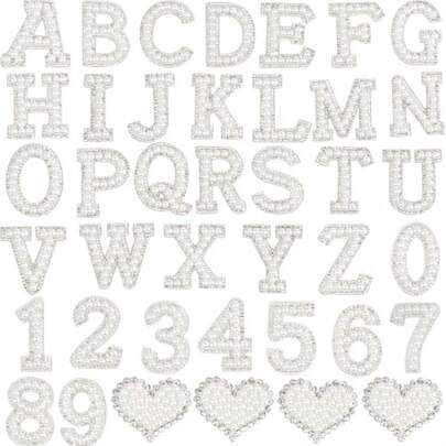40片白色钻石珍珠贴纸，带背胶，包含26个英文字母A-Z、10个阿拉伯数字0-9和4个心形图案，可用于DIY服装、布料和背包。