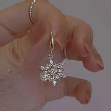 A Pair Of Elegant Pink Glass Snowflake Earrings, Adorned With Sparkling Cubic Decorations, Is The Perfect Gift For Valentine's Day, Anniversaries, Birthdays, And Holidays.They Are Also Suitable For Casual And Everyday Wear.Elegant Earrings, Synthetic Gemstone Earrings - 1 Pair - 查看 2