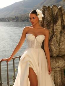 Elegant Sweetheart Neckline Strapless Wedding Dress With A-Line Silhouette And Chic Front Slit – A Sophisticated Ivory Floor-Length Bridal Gown Featuring Flowing Full Skirt And Modern Design Detail, Perfect For Wedding Ceremonies, Holiday Celebrations Including Christmas Galas And Halloween Parties, Formal Balls, Prom Nights, Birthday Celebrations, Anniversary Dinners, Bridal Showers, Honeymoon Getaways, Evening Soirées, Graduation Banquets, Homecoming Dances, Cocktail Receptions, And As A Stunning Guest Outfit For Special Occasions. This Classic A-Line Gown Combines A Flattering Strapless Sweetheart Neckline With A Graceful Skirt And A Subtle Leg Slit For A Truly Enchanting And Contemporary Look. - 白色 - 查看 5