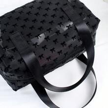 极简时尚化妆包，植绒黑色蝴蝶结设计，透气网布内衬，便捷双提手设计，可作洗漱包、沙滩包使用，适合旅行和日常使用，也是馈赠佳品。 - 黑色 - 查看 5