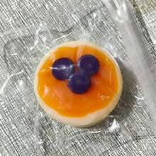 1个草莓蓝莓奶油蛋糕造型挤压玩具，节日、生日、派对礼品，缓解压力、宣泄情绪的完美礼物 - 彩色 - 查看 9