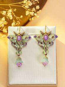 1 对浪漫优雅的蝴蝶耳环。粉紫色的蝴蝶翅膀就像娇嫩绽放的花瓣，散发着柔和的色调。中心的椭圆形宝石就像蝴蝶的眼睛，散发着神秘的光芒。下方的光泽珍珠点缀如晨露般生动。戴上它们，仿佛用春天的辉煌和诗意装饰了你的耳朵。 - 彩色 - 查看 14