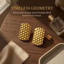 Pendientes rectangulares, con una textura dorada simple y patrones martillados, son adecuados para que las mujeres los usen tanto en la vida diaria como en fiestas - Dorado - Ver 9