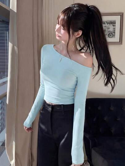 性感修身不对称肩部长袖露脐上衣