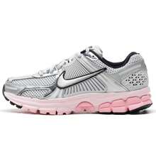 Nike 女士休闲鞋，复古低帮鞋，轻便户外日常休闲鞋，ZOOM VOMERO 5 NEWS HF1877-001 - 黑/金屬銀/狼灰/泡沫粉/中柔粉 - 查看 1