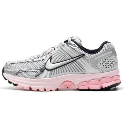 Nike 女士休闲鞋，复古低帮鞋，轻便户外日常休闲鞋，ZOOM VOMERO 5 NEWS HF1877-001