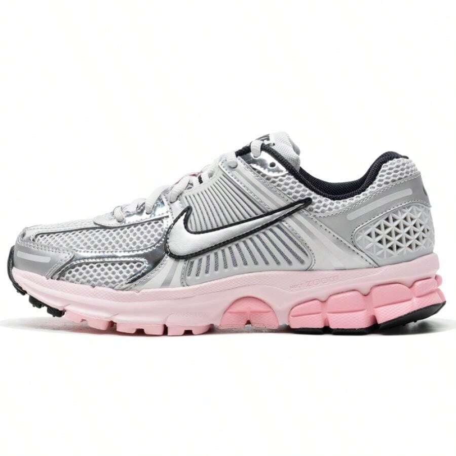 Nike 女士休闲鞋，复古低帮鞋，轻便户外日常休闲鞋，ZOOM VOMERO 5 NEWS HF1877-001 - 黑/金屬銀/狼灰/泡沫粉/中柔粉 - 查看 1