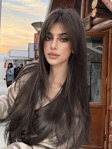 这款26英寸长的合成假发，拥有自然直发造型，颜色为迷人的黑棕色。它采用耐热纤维制成，确保经久耐用。这款假发非常适合日常佩戴，能够打造自然逼真的效果。 - 黑棕色 - 查看 4