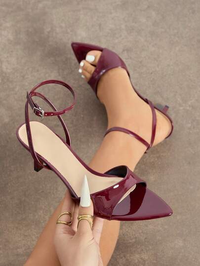 女士高跟鞋，适合春夏夜店、派对、婚礼、户外活动等场合。时尚独特，猫跟设计，尖头，闪亮镜面材质，可调节踝带，优雅舒适。酒红色百搭正式凉鞋。
