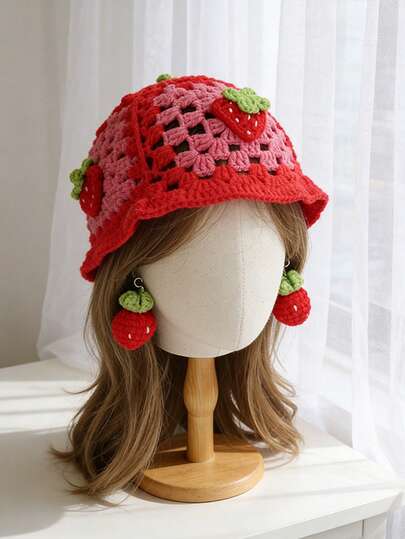 一套手工钩编草莓耳环和帽子，共两件套，可爱水果造型，镂空渔夫帽，适合春夏穿着，派对配饰