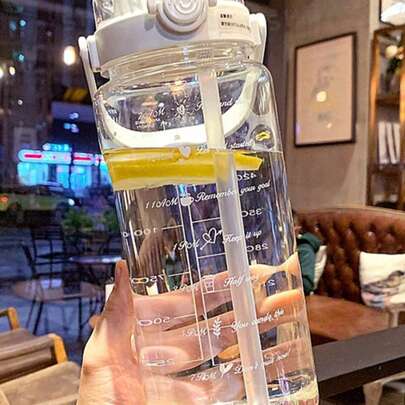 1个2000毫升大容量水瓶，便携式塑料水壶，适合夏季使用，可用于旅行、露营、户外运动和健身，学生专用便捷吸管水瓶