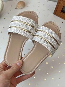 Một đôi sandal quai ngang bằng kim loại dệt cho bé gái, mẫu mới mùa hè 2026 với họa tiết dệt nhiều lớp và quai ngang rộng bóng kim loại, sandal đế bằng hở mũi thoải mái cho trẻ em, phù hợp cho các hoạt động hàng ngày/lễ hội. - trắng - Xem 3