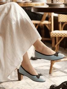 女士优雅浅蓝色纹理芭蕾平底鞋，饰有黑色蝴蝶结和撞色滚边 - 淺藍色 - 查看 5