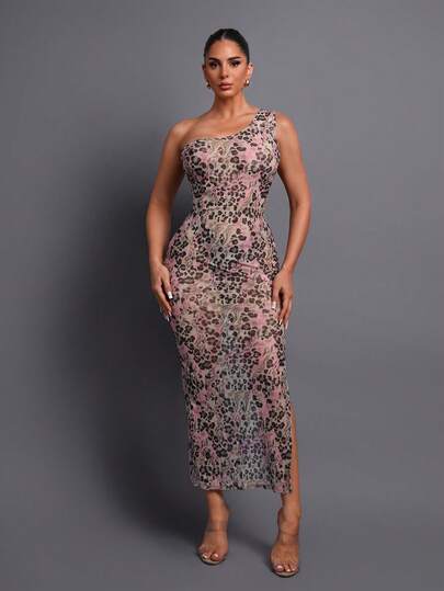 Robe de soirée à épaules dénudées fendue haute, col asymétrique artistique et texture animale. Convient pour les fêtes, les événements formels, la photographie de mode, les rassemblements artistiques, les dîners de gala.