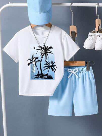 Bộ áo thun ngắn tay cổ tròn in hình cây dừa và quần short cho bé trai, thích hợp mặc hàng ngày.
