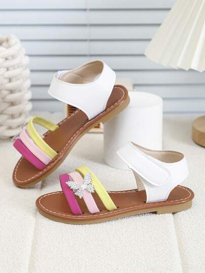 1双白色幼儿/女童平底凉鞋，时尚撞色水钻蝴蝶结装饰，柔软PU圆头，适合3-15岁女孩，日常、上学、旅行、派对等场合穿着，2026春夏新款