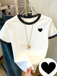 Camiseta de patchwork, diseño bicolor, con cuello y mangas negros, con pequeños patrones de corazones, confeccionada con tecnología de impresión digital. El diseño es colorido, llamativo y elegante, con cuello redondo y mangas cortas, lo que lo hace muy adecuado para el uso diario. Esta camiseta es holgada y cómoda, siguiendo las últimas . - Colores mixtos - Ver 6