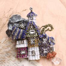 Whimsical Crystal Fairy Tale House Brooch, Antique Silver-Toned Frame With Multi-Color Crystal & Enamel Accents, Playful Storybook Style, Ideal Accessory For Daily Outfits, Themed Events, Fantasy Lover Gifts & Fashion Enthusiasts - 彩色 - 查看 2