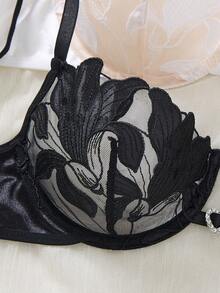 Set Bra Wanita Dua Potong yang Nyaman dan Lembut dengan Motif Bunga Lili Bordir Berbentuk Hati - Putih - View 5
