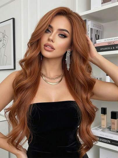 Peluca sintética de 28 pulgadas de largo de color marrón, con raya al medio y cabello rubio rizado, adecuada para uso diario de mujeres, cosplay, natural y realista, ideal para Halloween, Navidad, Año Nuevo, carnaval, festivales de música, graduación, vacaciones y otras ocasiones. (Preste atención a cómo la usa y cuida, debido a la iluminación y el ángulo durante la fotografía, el producto real puede tener ligeras diferencias de color en comparación con las imágenes.)