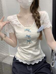 Bộ đồ hai mảnh gồm áo thun ngắn tay cổ chữ V thắt nơ ren năm 2026 dành cho nữ, áo croptop gợi cảm và áo hai dây, áo khoác mùa hè ôm sát. - Màu be - Xem 3