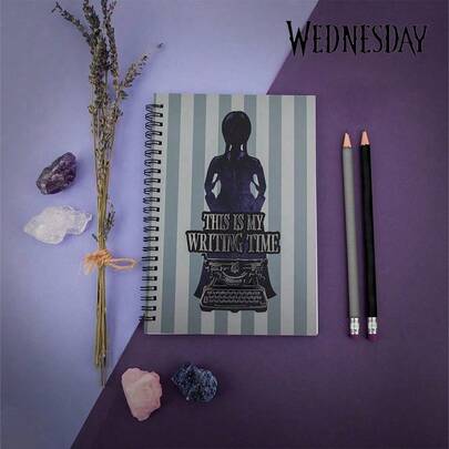 MGM 官方授权的星期三·亚当斯笔记本，采用暗黑学院风设计，灵感源自“永不归来”学院，适合记笔记、素描和日常书写，是粉丝收藏、派对礼物以及学校/办公室使用的绝佳文具。