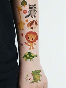 30张卡通临时纹身贴纸，包含狮子、老虎、猴子、长颈鹿、斑马和大象等一系列图案，展现了各种可爱的卡通动物风格（共300种设计）。这些防水且趣味十足的艺术化妆假纹身贴纸。 - 彩色 - 查看 9