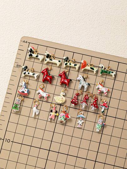 这款动物卡通吊坠饰品包含香肠、狗、小马、天鹅、蘑菇、猫、小鸡等图案元素。14K 铜材质，适合日常包包装饰，也可作为女士项链吊坠、手链吊坠、手机链吊坠、钥匙扣等饰品。