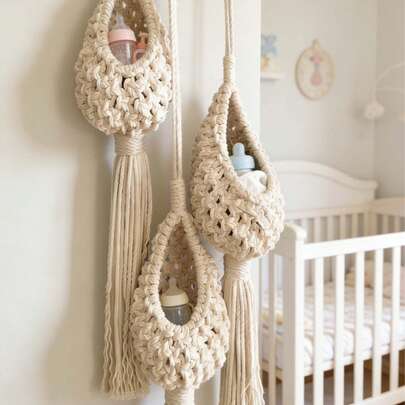 Lưới đựng đồ treo bằng dây cotton đan thủ công - Thiết kế mở, dung tích lớn và vòng treo bền chắc - Cấu trúc nhẹ, kiểu tua rua - Đa năng dùng để đựng đồ chơi nhồi bông, thú nhồi bông, chăn, yếm và đồ lưu niệm cho phòng bé - Thích hợp treo ở góc tường, móc hoặc trang trí phòng bé - Món quà rửa tội lý tưởng cho bé và vật dụng trang trí phòng bé theo phong cách Boho không thể thiếu.