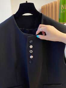 Áo khoác vest không tay dáng rộng mới cho mùa xuân và mùa hè. Đây là áo khoác vest nữ với cúc áo được thiết kế độc đáo. Áo khoác blazer không tay chất lượng tuyệt vời này thể hiện sự thời trang và đẳng cấp cao cấp. Phù hợp để mặc trong nhiều dịp khác nhau. Có thể mặc riêng hoặc phối cùng các trang phục khác. Đây là một món đồ thời trang tiết kiệm chi phí, hoàn hảo cho trang phục hàng ngày cũng như các bữa tiệc và hẹn hò. Trang phục lễ hội màu đen. - màu đen - Xem 7