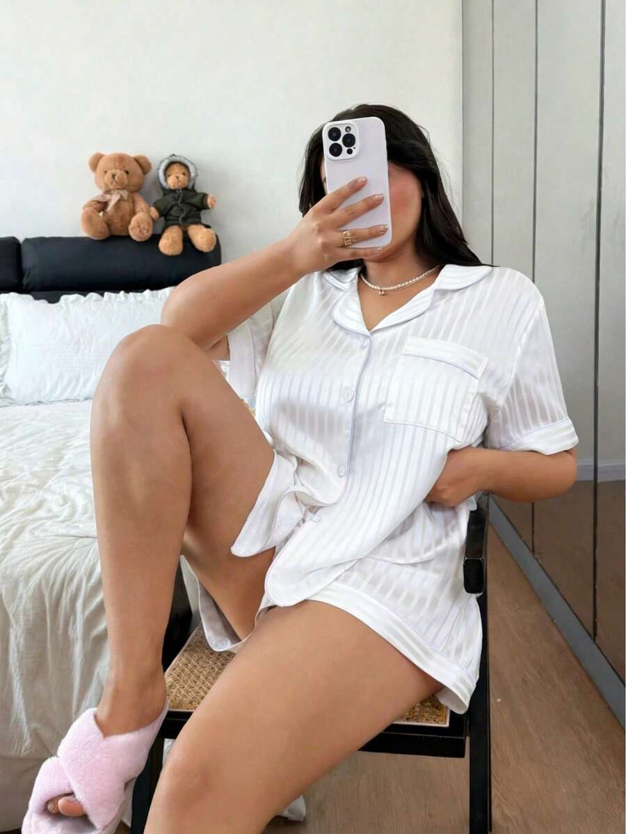Dreamivo 两件套加大码女士纯色侧条纹缎面睡衣套装,轻盈奢华凉爽舒适,适合春夏派对和度假穿着,短袖翻领上衣和蝴蝶结短裤 - 白色 - 查看 1