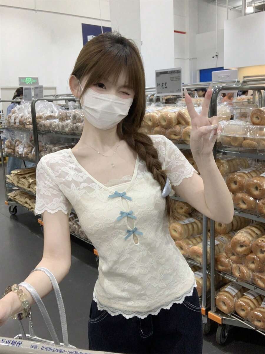 Bộ đồ hai mảnh gồm áo thun ngắn tay cổ chữ V thắt nơ ren năm 2026 dành cho nữ, áo croptop gợi cảm và áo hai dây, áo khoác mùa hè ôm sát. - Màu be - Xem 1