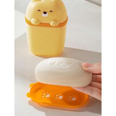 2/1 Hộp đựng xà phòng du lịch hình hoạt hình dễ thương, bên ngoài có hình gấu đáng yêu, thiết kế lỗ thoát nước ở đáy giúp xà phòng không bị tan trong nước, chất liệu nhựa nhỏ gọn, dễ mang theo.