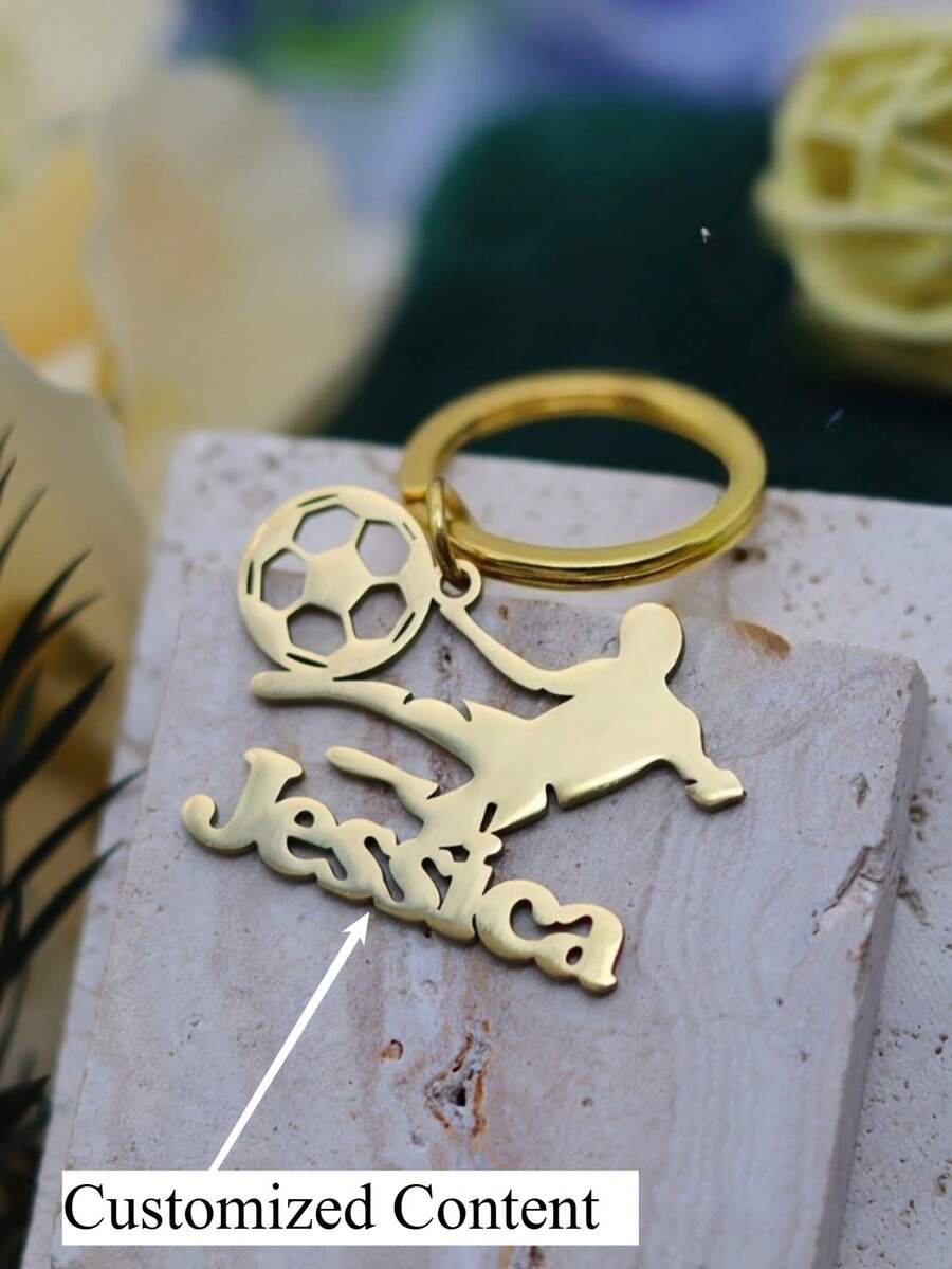 Personalisierter Fußball Schlüsselanhänger - mit Name und Team graviert, Schlüsselanhänger aus goldfarbenem Edelstahl mit Fußball Charm, Geburtstags-/Weihnachts-/Valentinstags-Geschenk für Fußballspieler, Fan - langanhaltend Sportmemorabilia, Fußball Accessoire, Teamspirit Ausrüstung, Sportdesign, polierte Oberfläche, Fan Merchandise, hochwertige Gravur, Teamunterstützer - Verschiedenfarbig - Übersicht 1