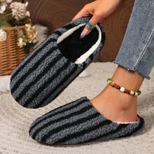 1 par de pantuflas unisex estampadas a rayas - Cómodas, cálidas, suaves, silenciosas - Colores de moda para todas las estaciones - Adecuadas como regalos de vacaciones/cumpleaños, organizador de zapatos, ahorro de espacio, uso en exteriores, jardín, viajes esenciales, portátiles, playa esenciales, temporada de graduación, ceremonia de graduación, regalo de graduación, felicitaciones graduado, valedictorian, finalización de la escuela, fiesta de graduación - Pantuflas para hombre y mujer - Ver 3