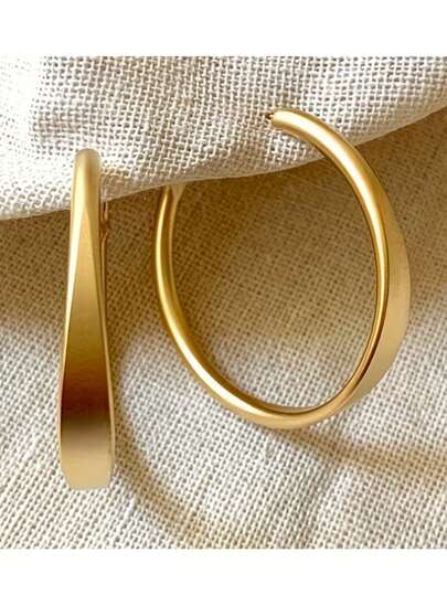 Fashionable And Classic Gold Earrings, A Minimalist And Smooth Women's Accessory, An Ideal Companion For Daily Dates And Gatherings.