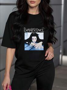 Manos blancas suspendidas sobre fondo azul simbolizando calma y energía interior en contraste con la oscuridad creando una sensación de fuerza espiritual camiseta de mujer moderna 220g casual cómoda - Negro - Ver 1