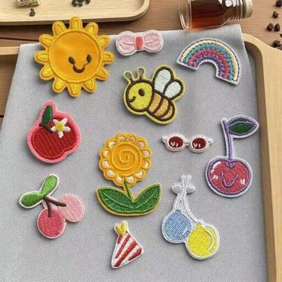 Bộ 11 miếng vá thêu hình thiên nhiên và trái cây dễ thương, hình mặt trời, ong, cầu vồng, quả anh đào, dùng để ủi lên quần áo. Lý tưởng cho các bữa tiệc ngày lễ, tụ họp bạn bè, phụ kiện trang trí hoàn hảo. Thích hợp để làm đồ thủ công lễ hội, trang trí Giáng sinh, huy hiệu thêu kim sa. Tuyệt vời để cá nhân hóa quần áo, áo khoác, mũ, quần jean, giày dép và túi xách, cũng như các họa tiết trang trí quần áo theo yêu cầu.