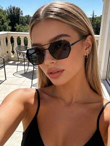 一副男女通用大框几何太阳镜，金属材质，UV400 防护，复古朋克风格，链条镜腿，街头时尚摄影必备单品 - 黑色 - 查看 1