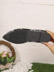 新款中国风刺绣鞋，女士春季尖头平底鞋，民族风竹枝刺绣鞋，复古刺绣平底鞋 - 黑與白 - 查看 6