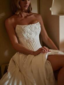 Strapless 3D Floral Pleated Wedding Dress With Flowing Long Skirt, Vintage Elegant Bridal Gown With Embossed Satin Texture And Structured Pleats, Perfect For Indoor Ceremonies, Intimate Weddings, Holiday Celebrations, Christmas, Halloween, Birthday Parties, Prom Nights, Evening Receptions, Special Occasions, Featuring Feminine Sweep, Comfortable Fit, Timeless Elegance, Statement Dress For Brides Seeking Classic, Refined, Elegant, And Graceful Look With Textured Fabric And Flowing Movement - 白色 - 查看 3
