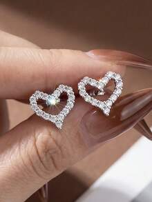 1对925纯银立方氧化锆心形耳钉，适合女孩日常佩戴、约会、生日派对和婚礼等场合。 - 銀色 - 查看 4