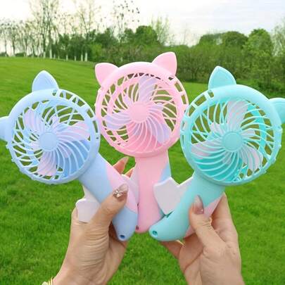 Quạt cầm tay hình cú hoạt hình dễ thương, mạnh mẽ, vận hành bằng tay, có màu xanh nhạt và hồng, thích hợp làm mát trong nhà và ngoài trời, cũng là một phụ kiện du lịch tuyệt vời.