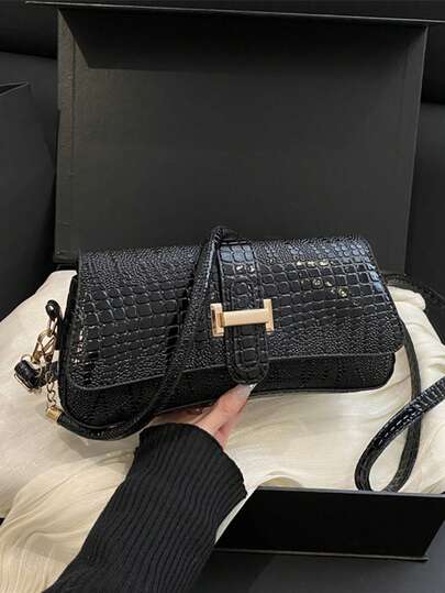 2026新款复古鳄鱼纹法棍包，女士四色皮革单肩包，配H型金属扣和可拆卸斜挎肩带，简洁的矩形轮廓，奢华的鳄鱼纹理，小巧尺寸可装下手机、钱包、口红和小型必备物品，非常适合办公室通勤和约会之夜。