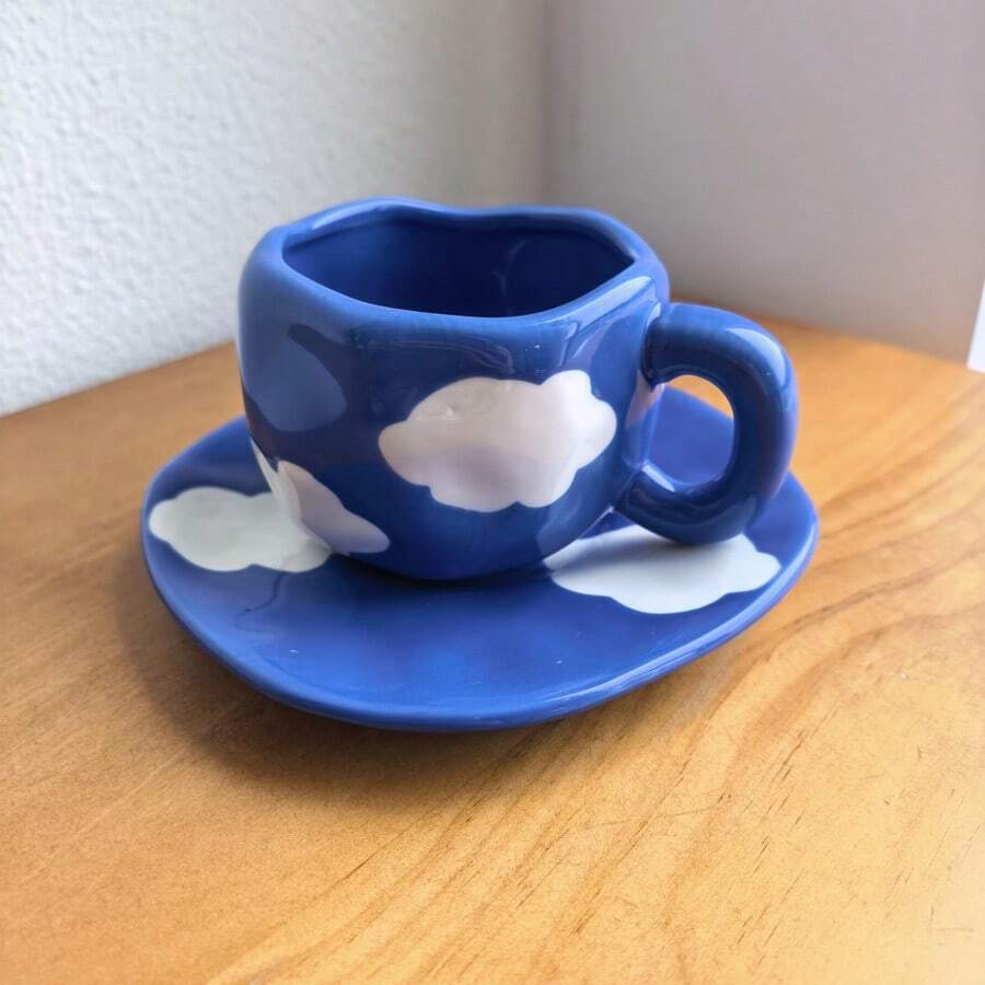 一套釉下彩手工马克杯，可爱早餐牛奶杯，饰以蓝天白云图案，陶瓷水/咖啡杯套装，简约创意不对称杯碟套装，家用